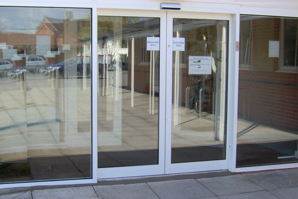 درب اتوماتیک شیشه ای کشویی دو لنگه مدل A100